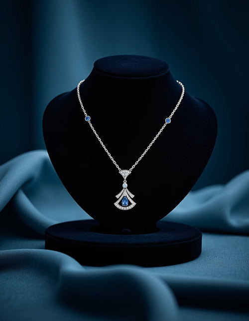 Romy Blue Sapphire Necklace | Sammen for en diabetesfri fremtid